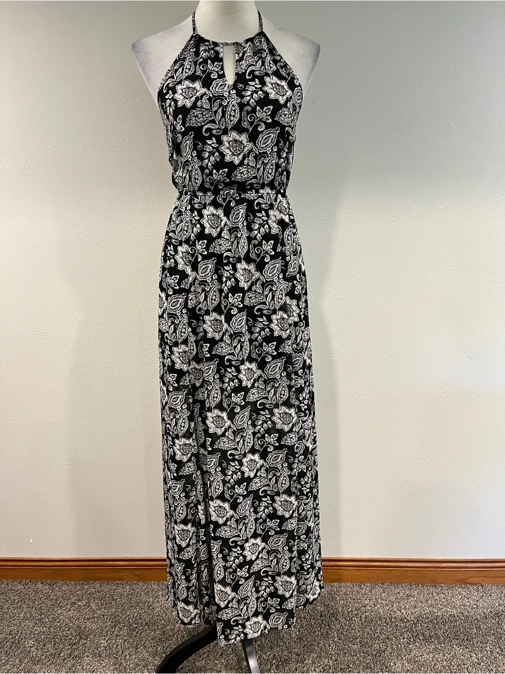Abercrombie & Fitch Black & White Paisley Halter Maxi Dress size small
